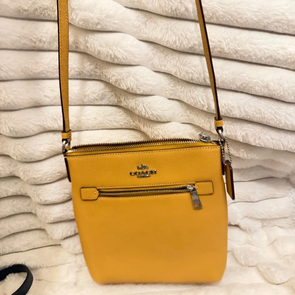 NWT Coach Mini Rowan File Bag in Honeycomb/Silver - Picture 2 of 15
